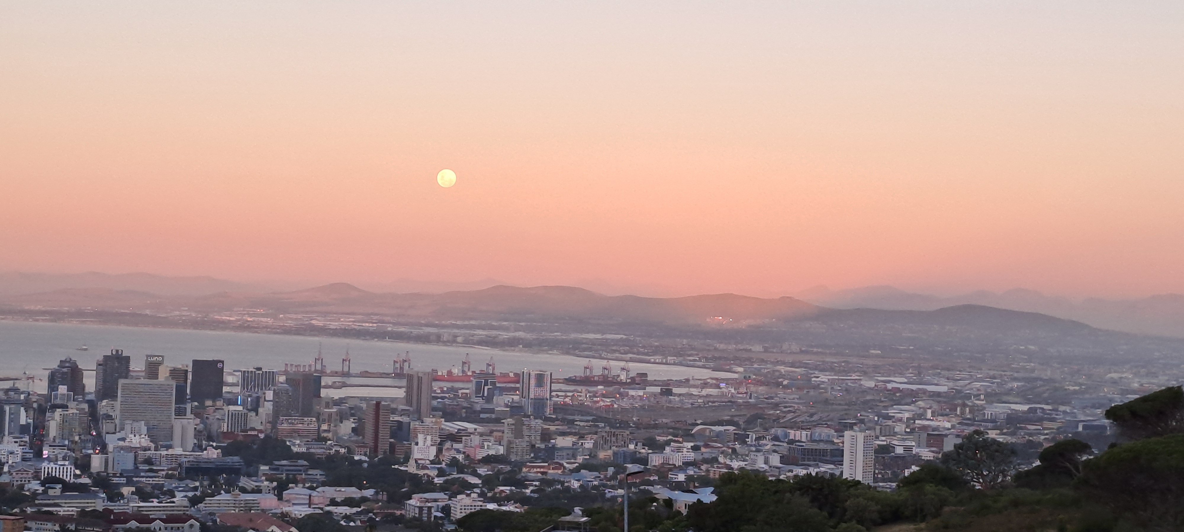 Pleine lune à 18h avec le crépuscule